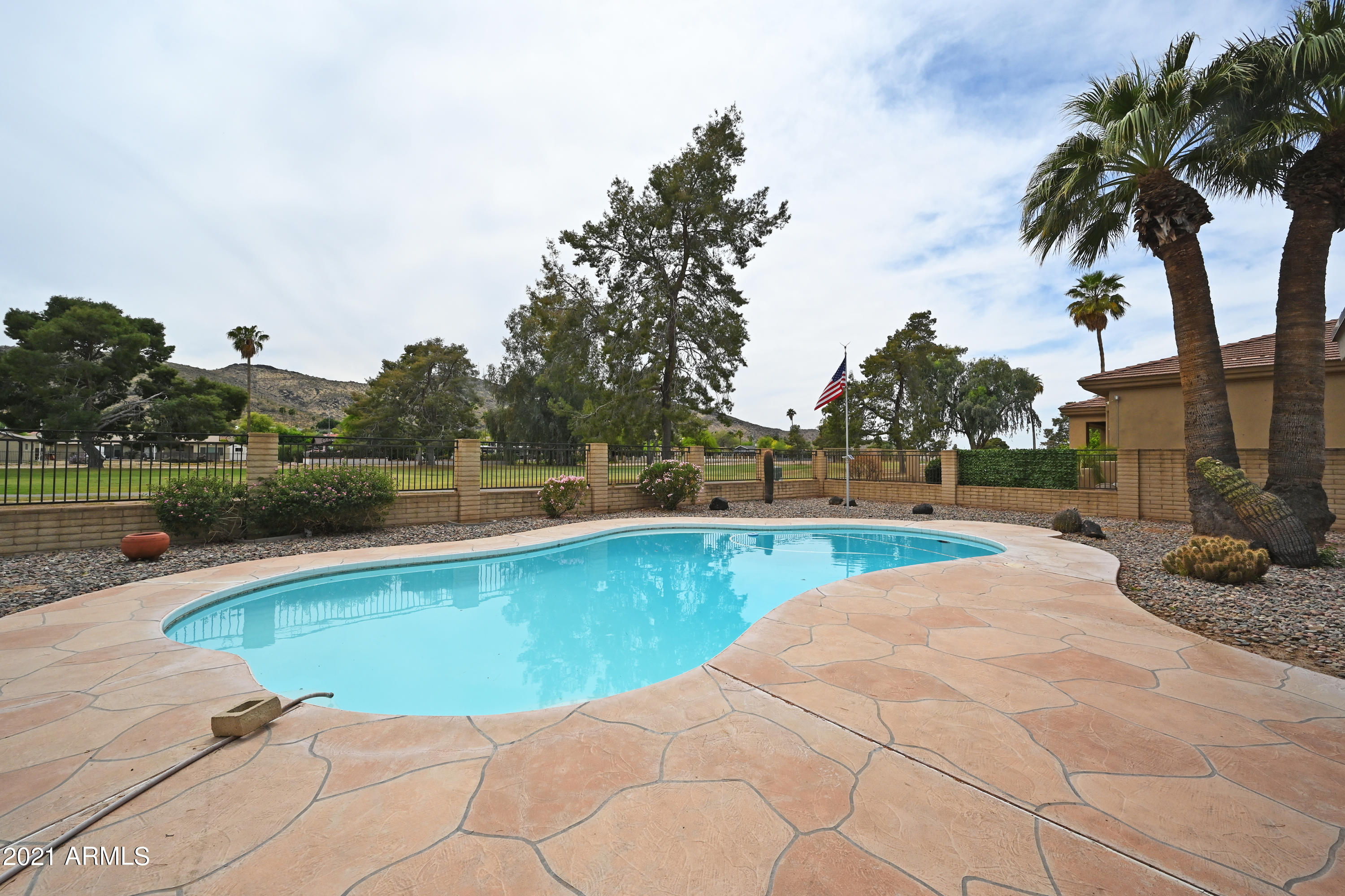 513 West Southern Hills Road Phoenix, AZ 85023 - Photo 33 of 33 Sparkling pool