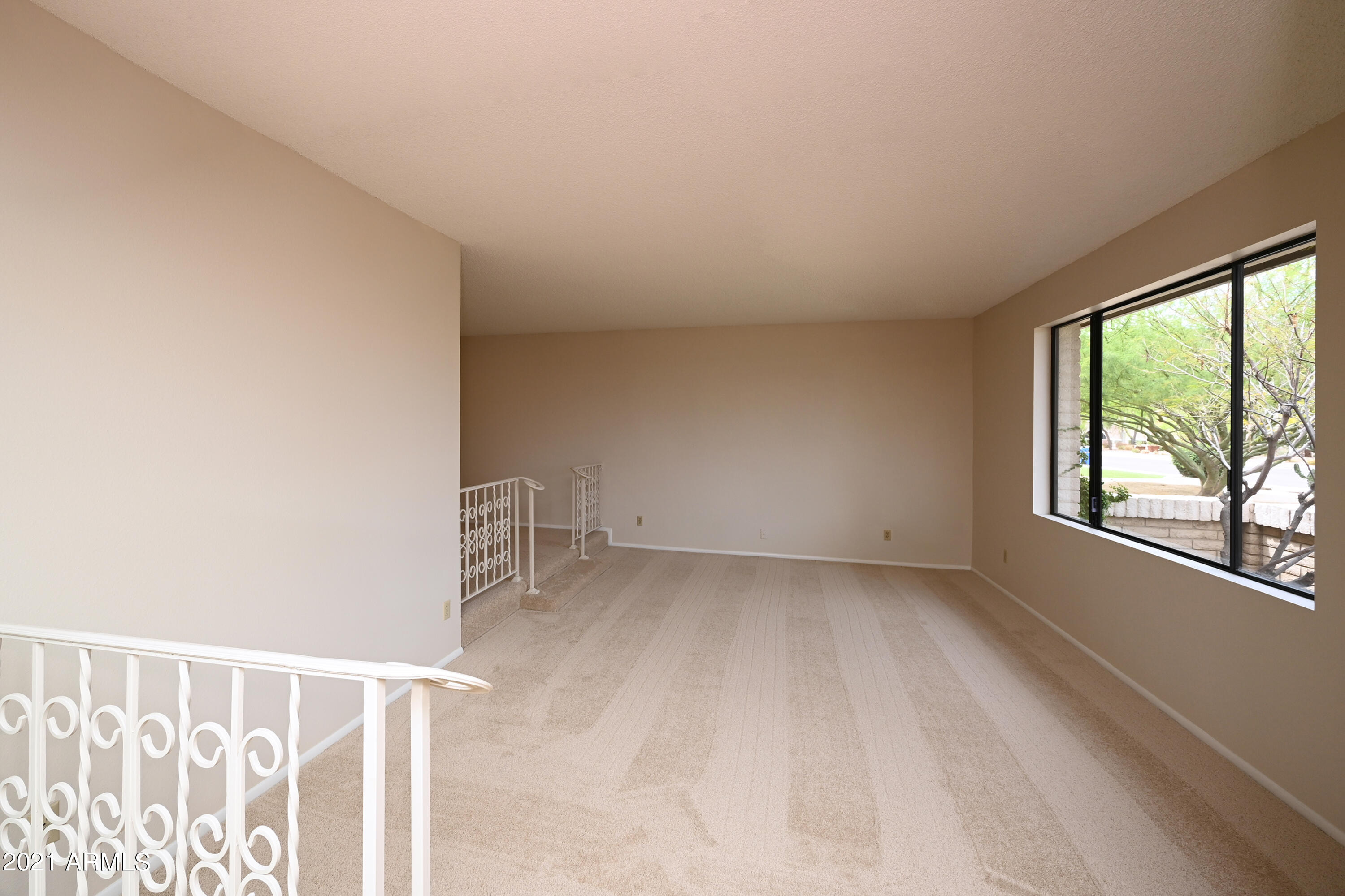 513 West Southern Hills Road Phoenix, AZ 85023 - Photo 5 of 33 Living room