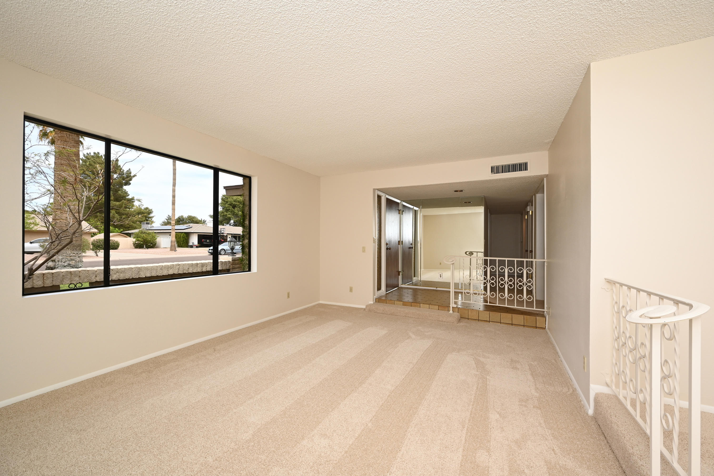 513 West Southern Hills Road Phoenix, AZ 85023 - Photo 6 of 33 Formal living room