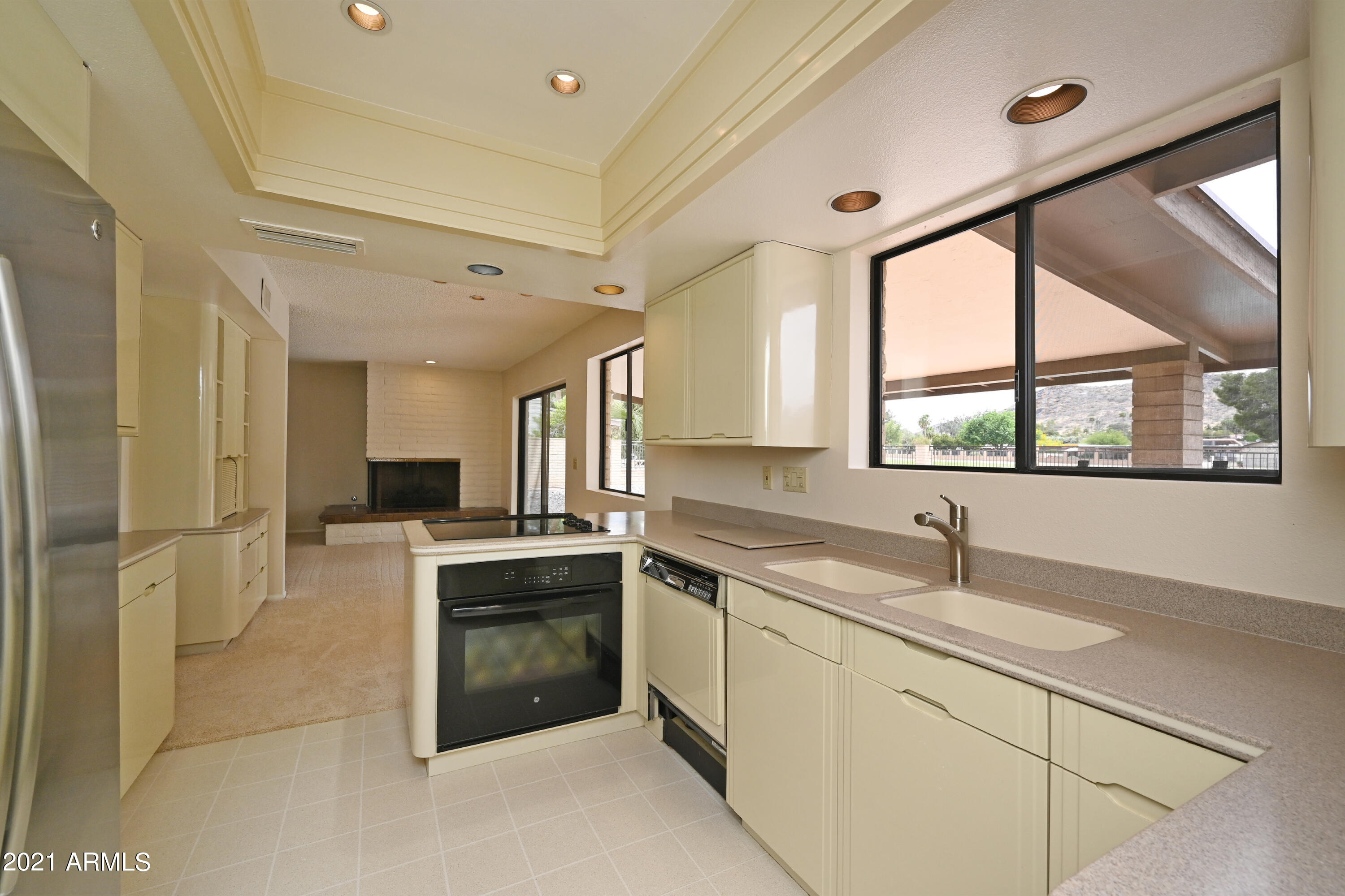 513 West Southern Hills Road Phoenix, AZ 85023 - Photo 10 of 33 Kitchen oven