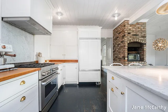 $1,899,000 | 270 Lakeside Drive Southeast, East Grand Rapids, MI 49506