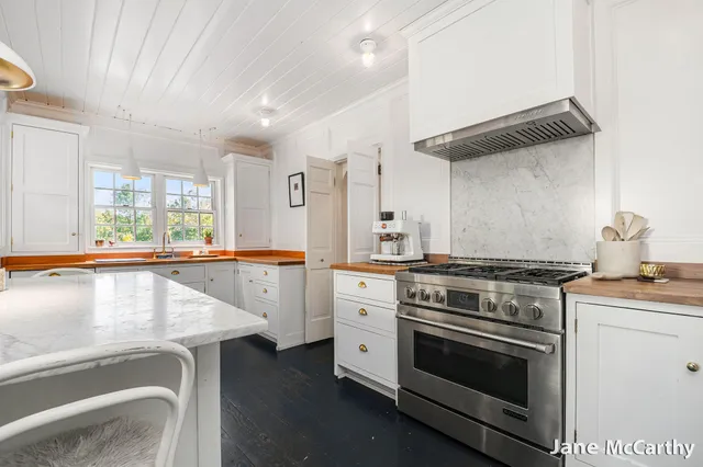 $1,899,000 | 270 Lakeside Drive Southeast, East Grand Rapids, MI 49506