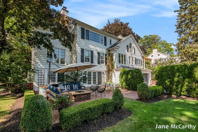 $1,899,000 | 270 Lakeside Drive Southeast, East Grand Rapids, MI 49506