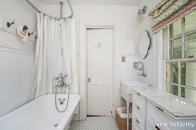 $1,899,000 | 270 Lakeside Drive Southeast, East Grand Rapids, MI 49506