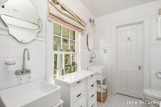 $1,899,000 | 270 Lakeside Drive Southeast, East Grand Rapids, MI 49506