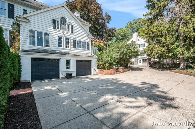 $1,899,000 | 270 Lakeside Drive Southeast, East Grand Rapids, MI 49506