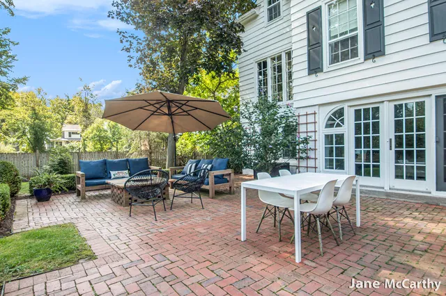 $1,899,000 | 270 Lakeside Drive Southeast, East Grand Rapids, MI 49506