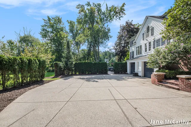 $1,899,000 | 270 Lakeside Drive Southeast, East Grand Rapids, MI 49506