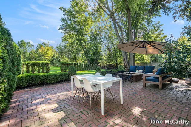 $1,899,000 | 270 Lakeside Drive Southeast, East Grand Rapids, MI 49506