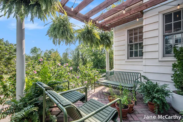 $1,899,000 | 270 Lakeside Drive Southeast, East Grand Rapids, MI 49506