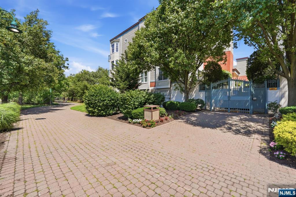 242 The Promenade, Unit 242 Edgewater, NJ 07020 - Photo 29 of 49