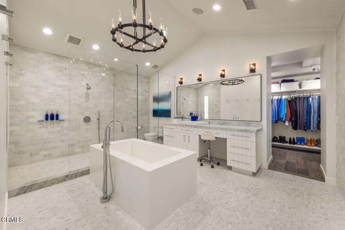 291 Saddle Lane Ojai, CA 93023 - Photo 20 of 47 a bathroom with a tub sink and mirror