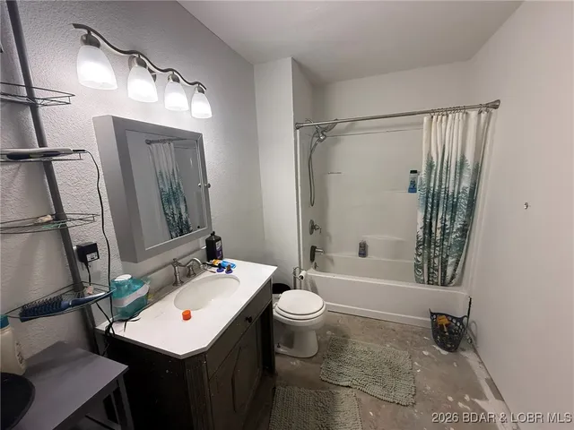 $425,000 | 27710 Woodhaven Road, Edwards, MO 65326