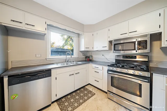 $449,900 | 571 Hitchcock Avenue, Lisle, IL 60532