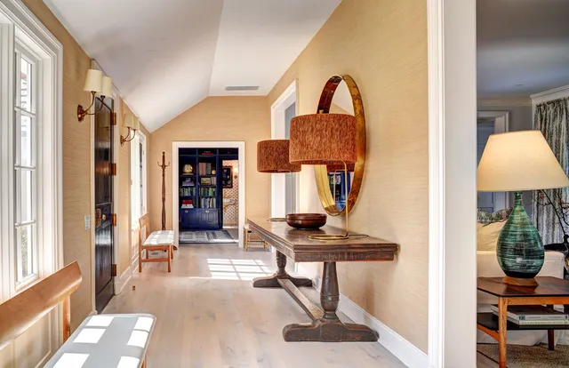 $700,000 | 63 Middle Lane, East Hampton, NY 11937