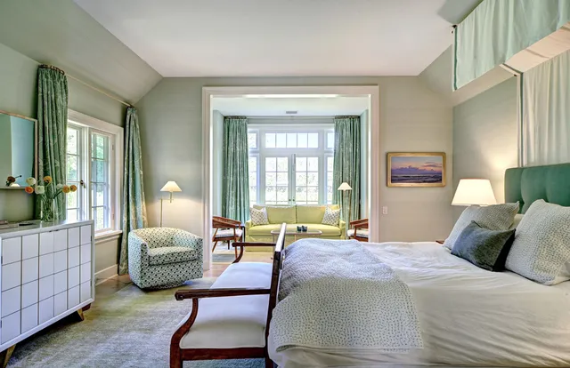 $700,000 | 63 Middle Lane, East Hampton, NY 11937