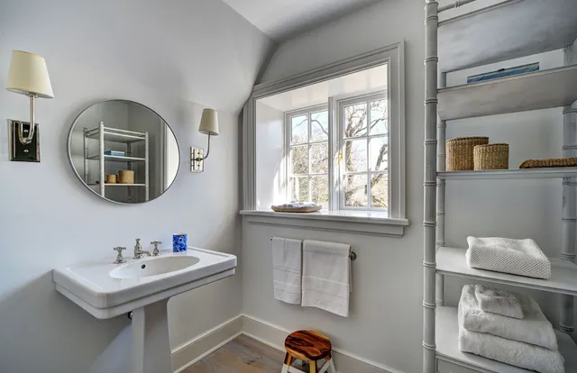 $700,000 | 63 Middle Lane, East Hampton, NY 11937