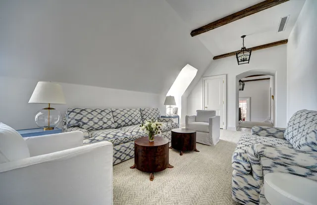 $700,000 | 63 Middle Lane, East Hampton, NY 11937