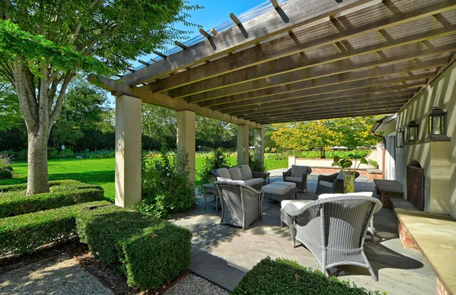 $700,000 | 63 Middle Lane, East Hampton, NY 11937