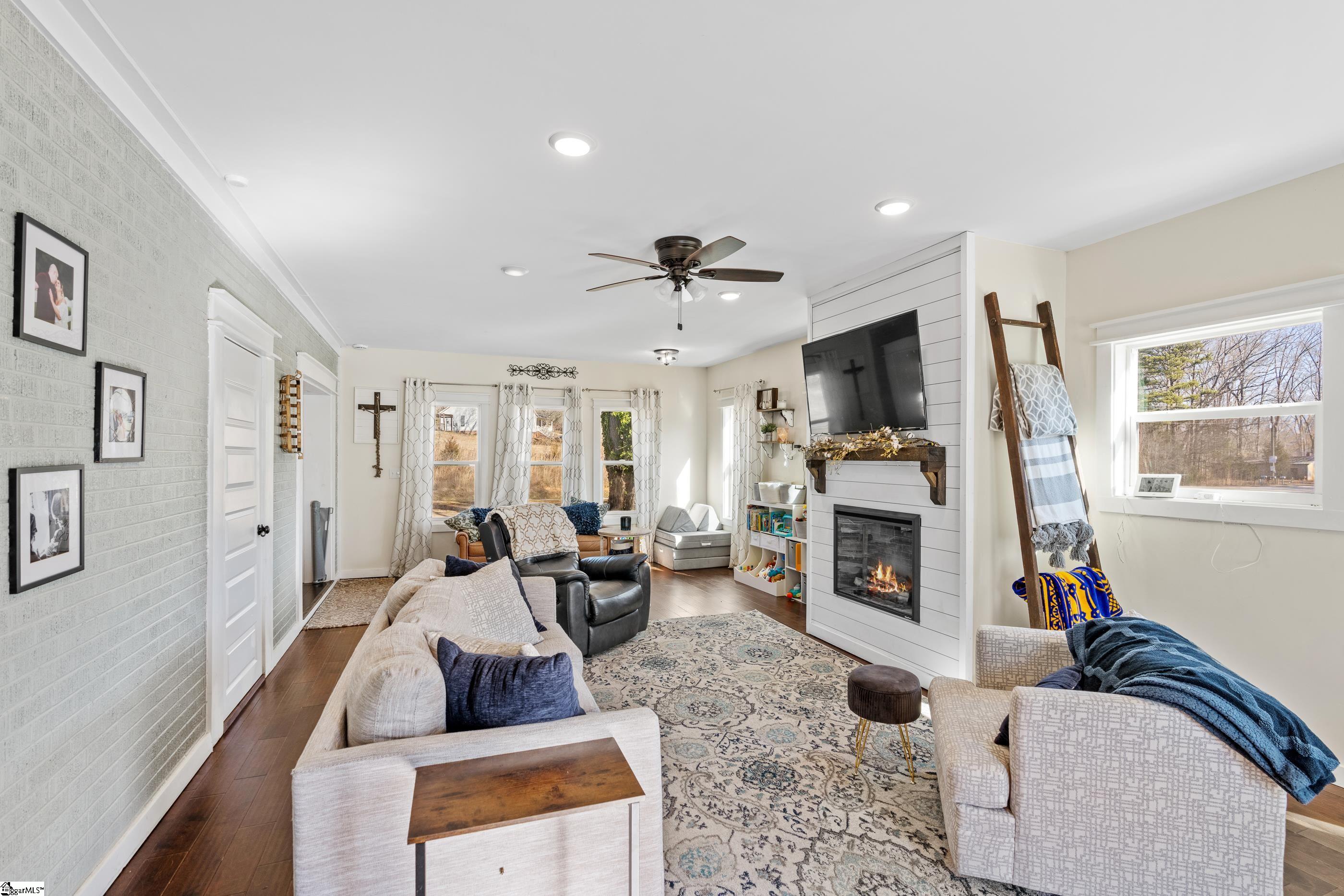 1507 Fountain Inn Road Woodruff, SC 29388 - Photo 11 of 35 Gallery Image 11