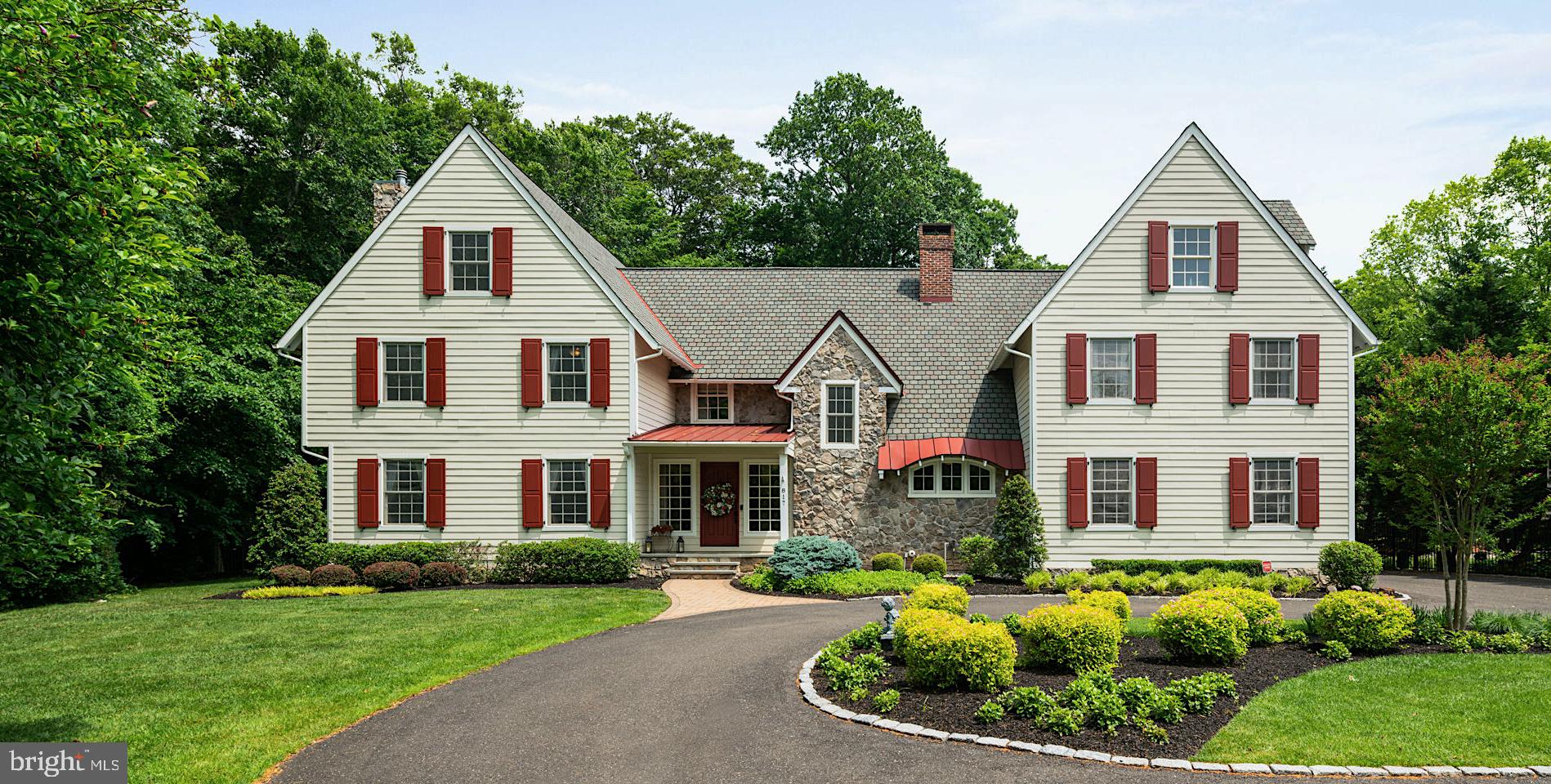 Circular drive provides easy access for guests