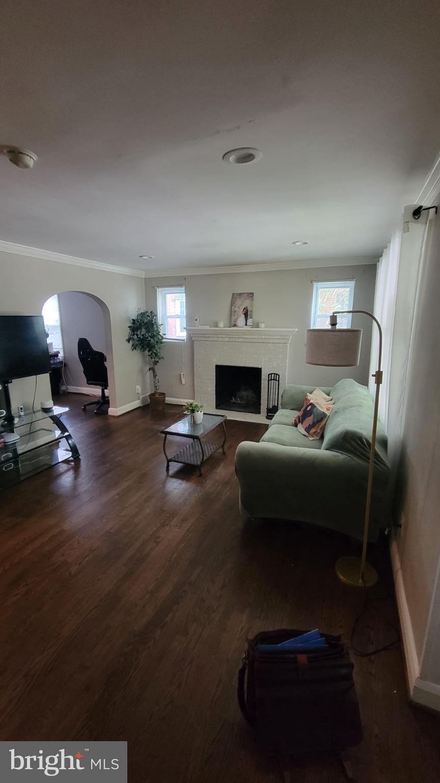 5105 Plymouth Road Baltimore, MD 21214 - Photo 23 of 29 Inviting living space with warm ambiance.