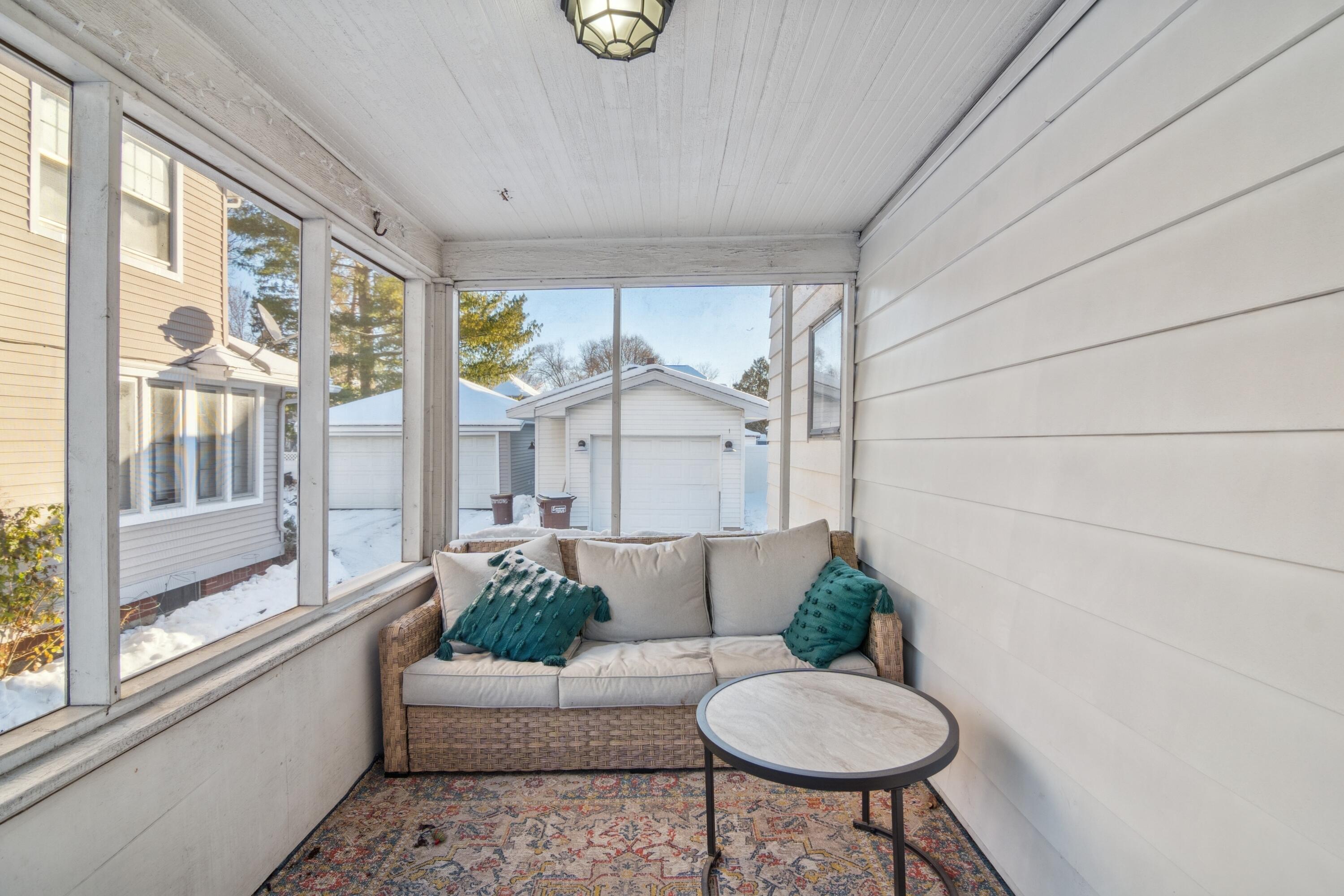 911 4th Street Jackson, MI 49203 - Photo 12 of 14 12-911 4th St Jackson, MI 49203-WindowS