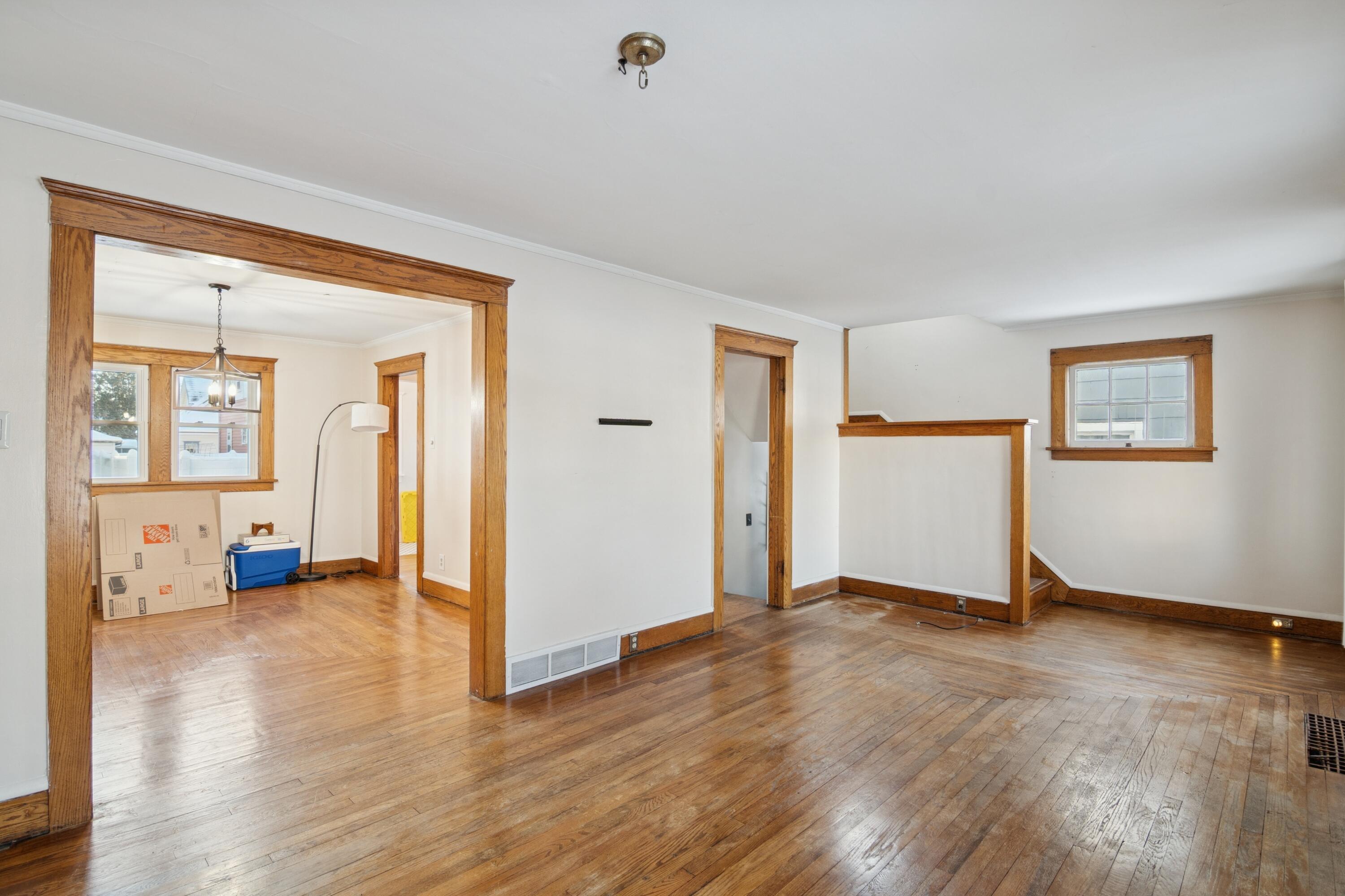 911 4th Street Jackson, MI 49203 - Photo 3 of 14 03-911 4th St Jackson, MI 49203-WindowS