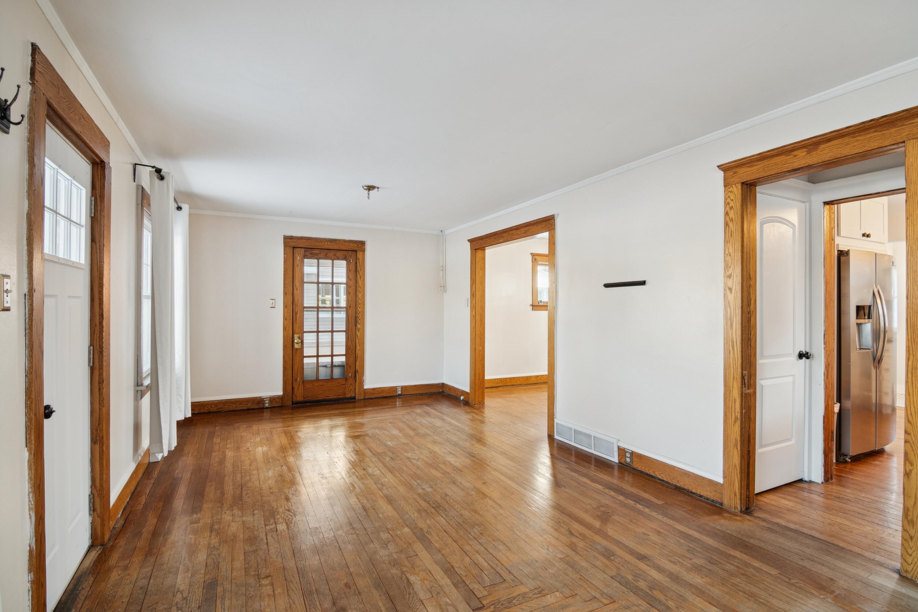 911 4th Street Jackson, MI 49203 - Photo 4 of 14 04-911 4th St Jackson, MI 49203-WindowS