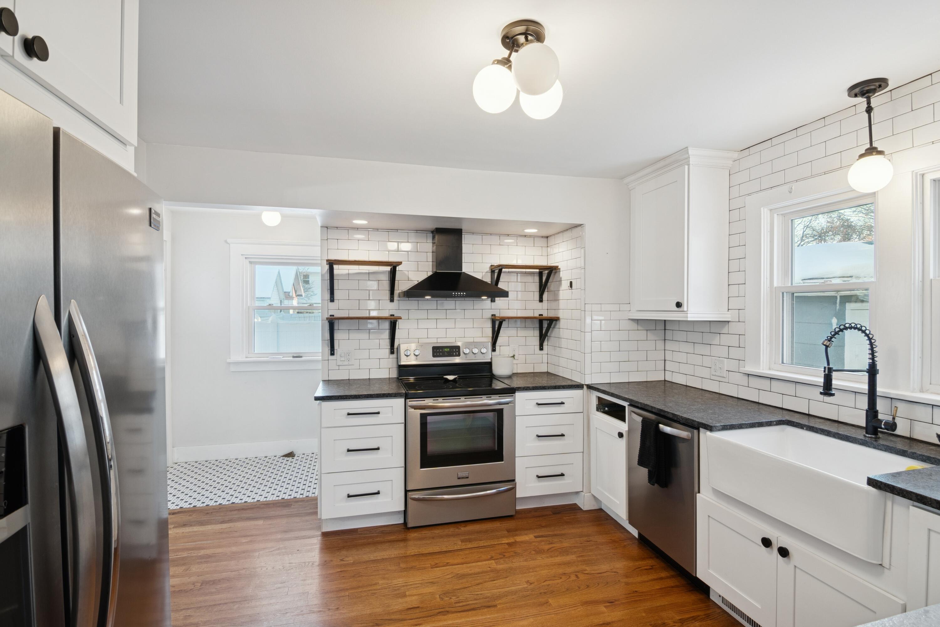 911 4th Street Jackson, MI 49203 - Photo 6 of 14 07-911 4th St Jackson, MI 49203-WindowS