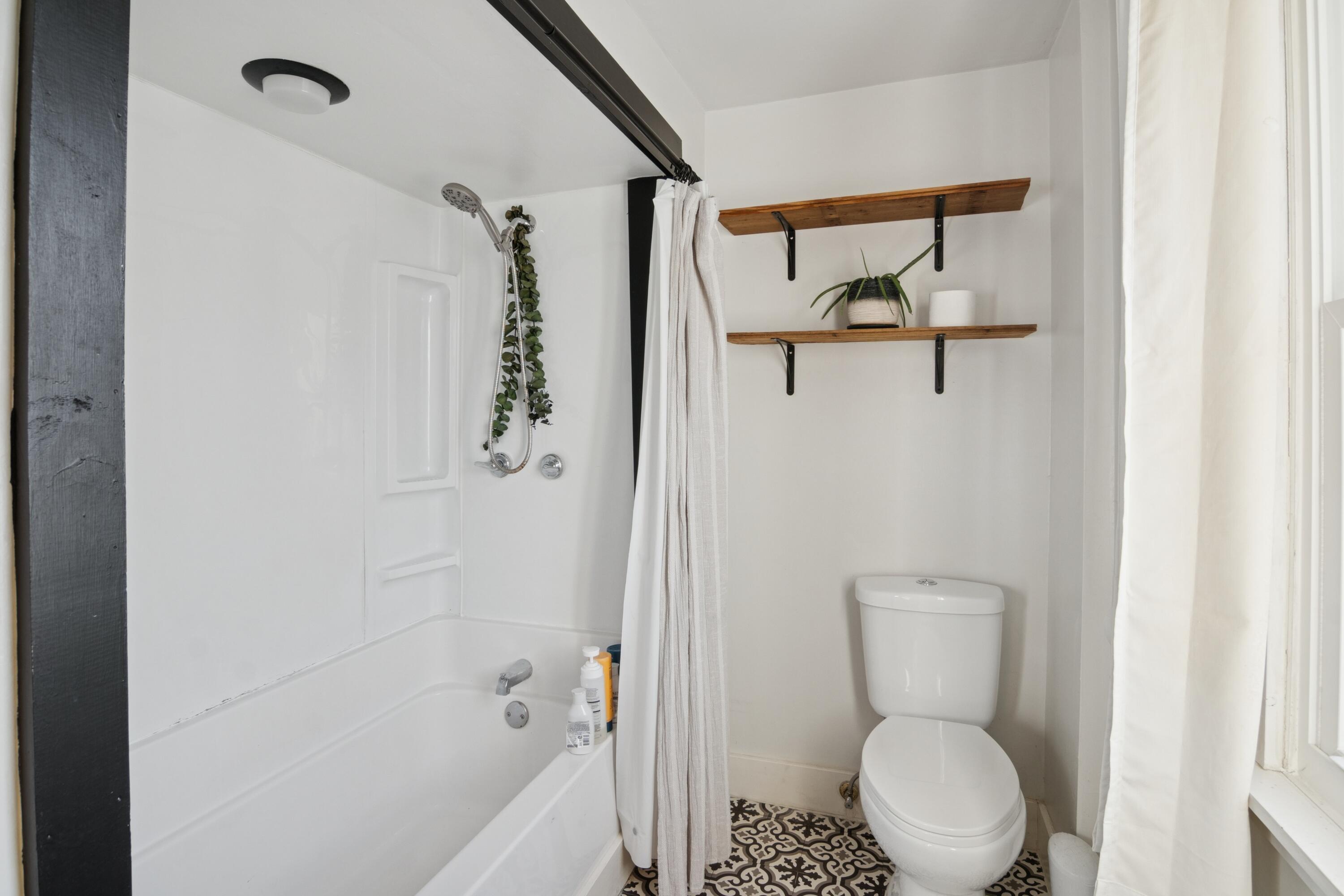 911 4th Street Jackson, MI 49203 - Photo 9 of 14 08-911 4th St Jackson, MI 49203-WindowS