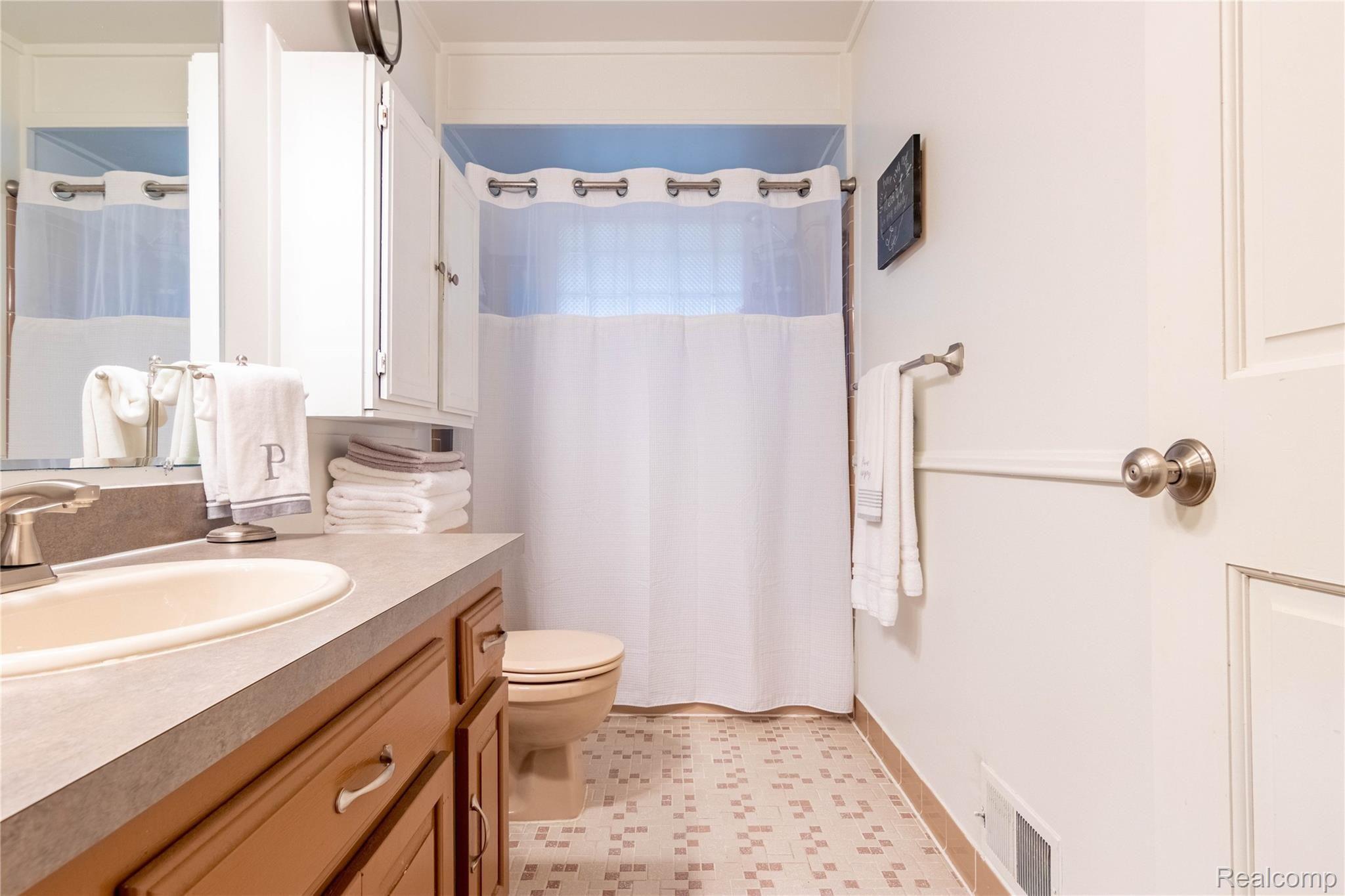 46760 Shelby Road Utica, MI 48317 - Photo 15 of 26 27.Bath1