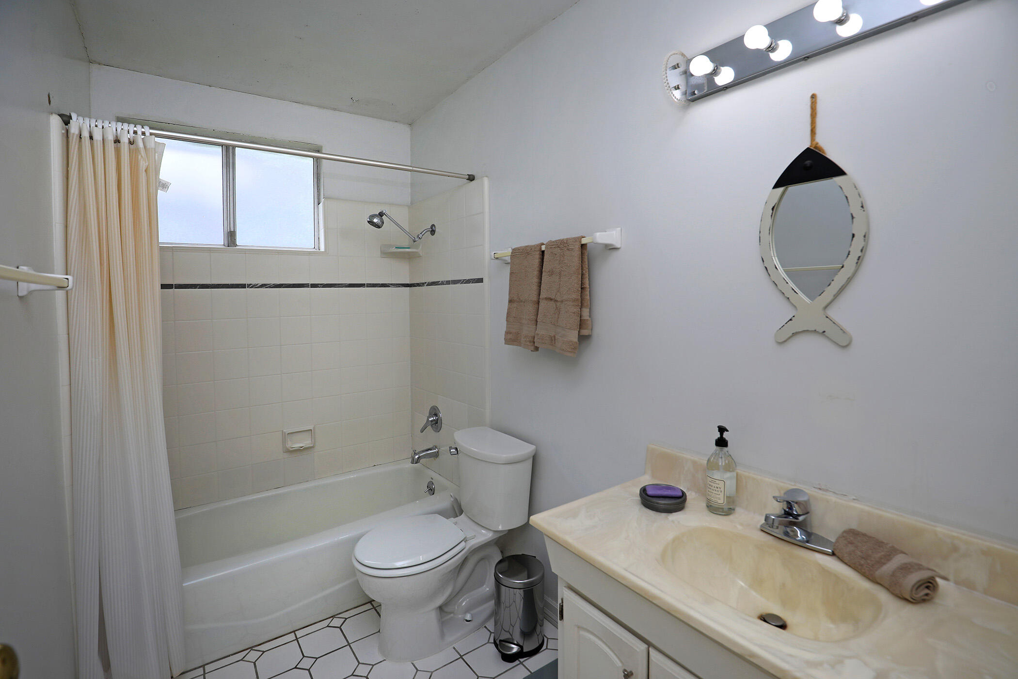 389 Valdez Avenue Goleta, CA 93117 - Photo 24 of 28 Guest Bath