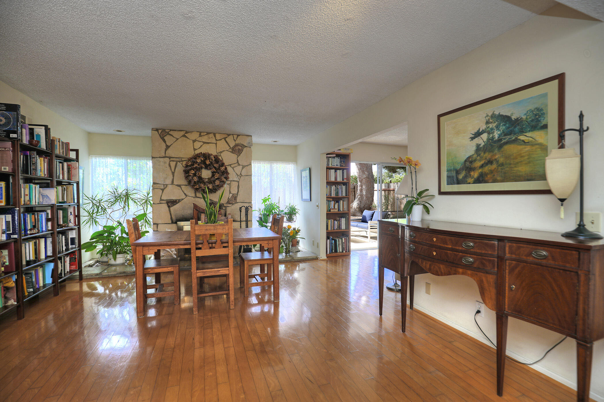 389 Valdez Avenue Goleta, CA 93117 - Photo 5 of 28 Living Room