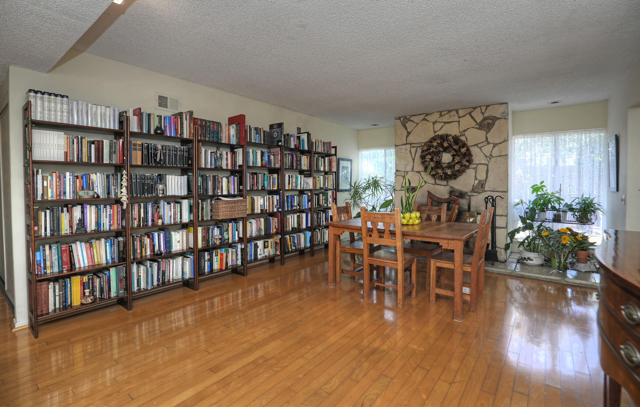 389 Valdez Avenue Goleta, CA 93117 - Photo 6 of 28 Living Room