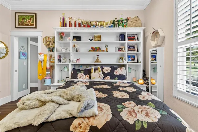 a view of a yard with a house