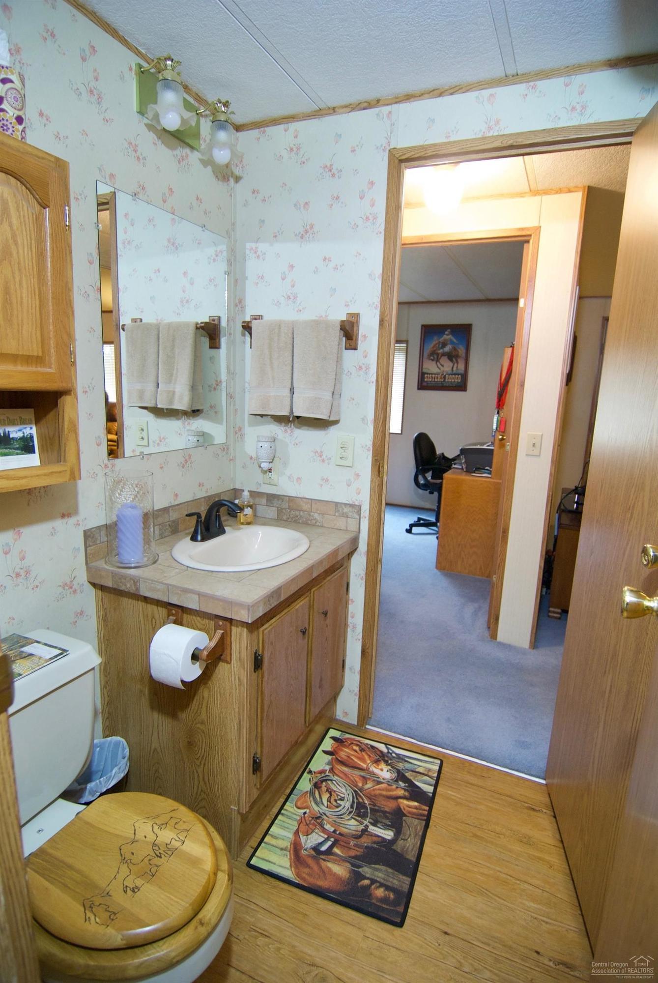 6006 Southwest Cougar Road Terrebonne, OR 97760 - Photo 13 of 20 2nd full bathroom