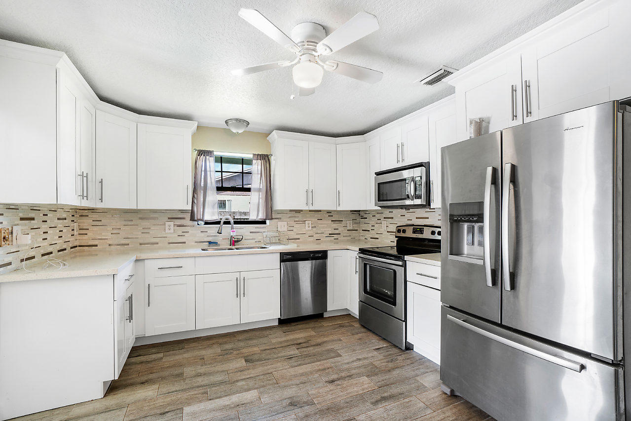 3266 Diamondhead Road Lake Worth, FL 33462 - Photo 11 of 27 KITCHEN