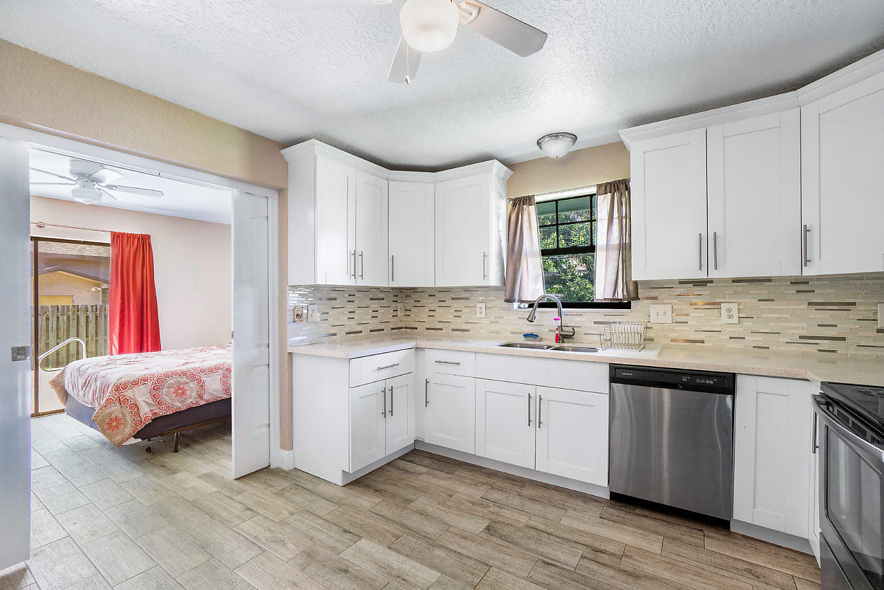 3266 Diamondhead Road Lake Worth, FL 33462 - Photo 12 of 27 KITCHEN/3RD BEDROOM