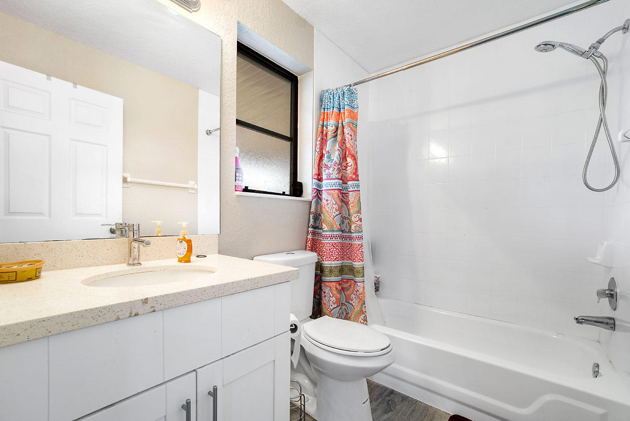3266 Diamondhead Road Lake Worth, FL 33462 - Photo 20 of 27 2ND BATHROOM