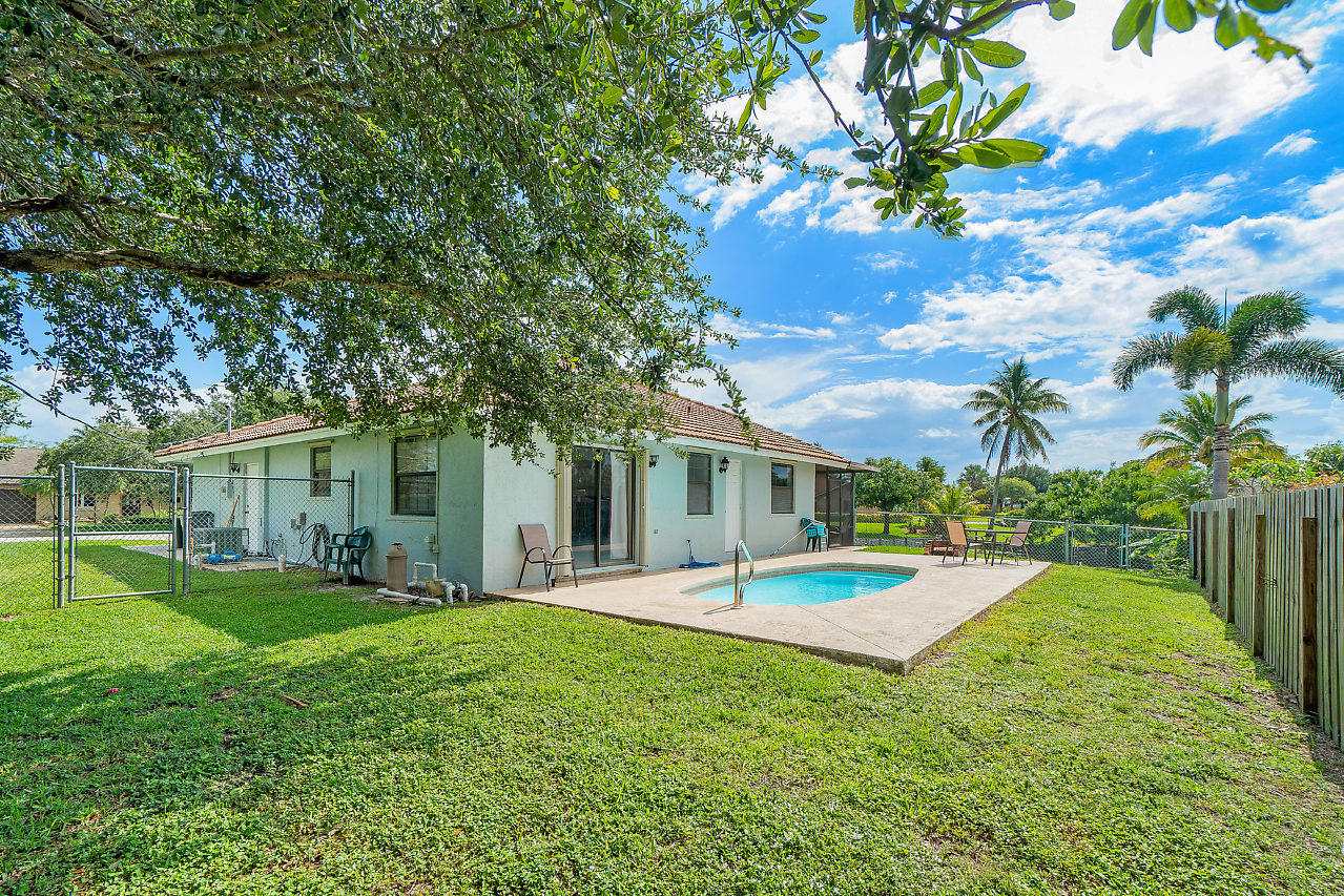 3266 Diamondhead Road Lake Worth, FL 33462 - Photo 23 of 27 BACKYARD/POOL