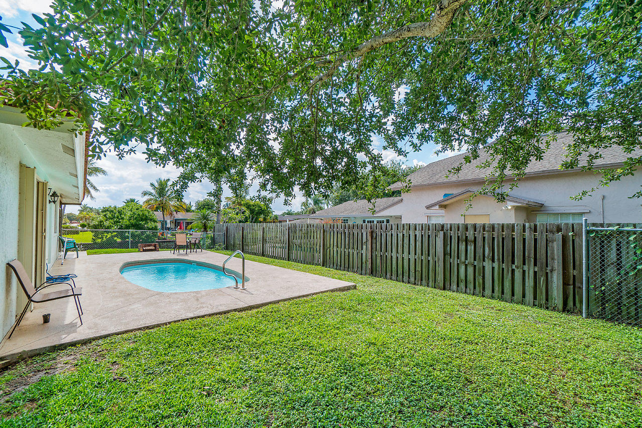 3266 Diamondhead Road Lake Worth, FL 33462 - Photo 24 of 27 BACKYARD/POOL