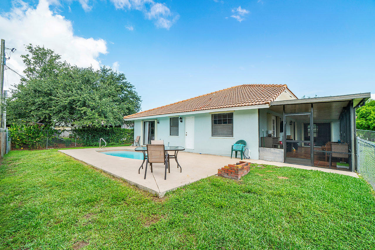 3266 Diamondhead Road Lake Worth, FL 33462 - Photo 25 of 27 BACKYARD/POOL