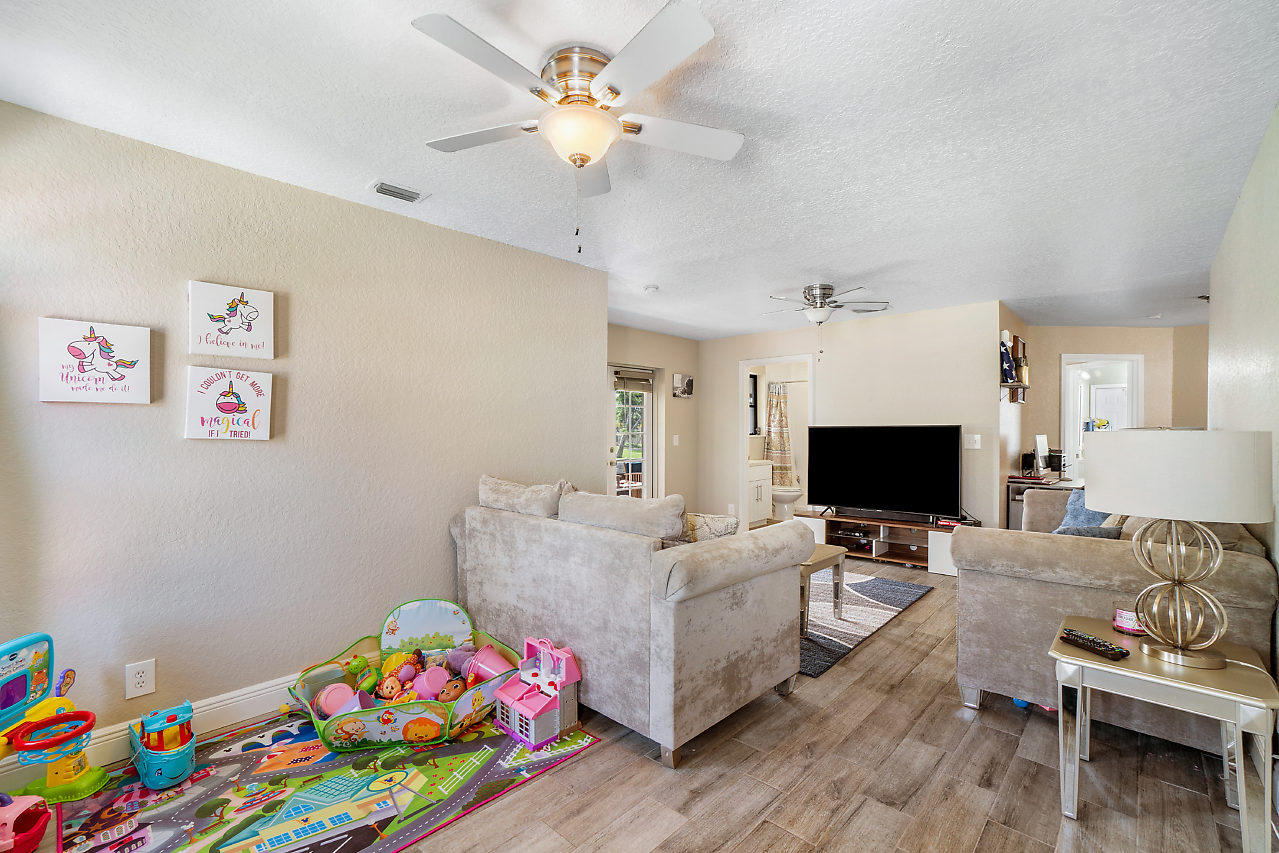 3266 Diamondhead Road Lake Worth, FL 33462 - Photo 6 of 27 LIVING ROOM