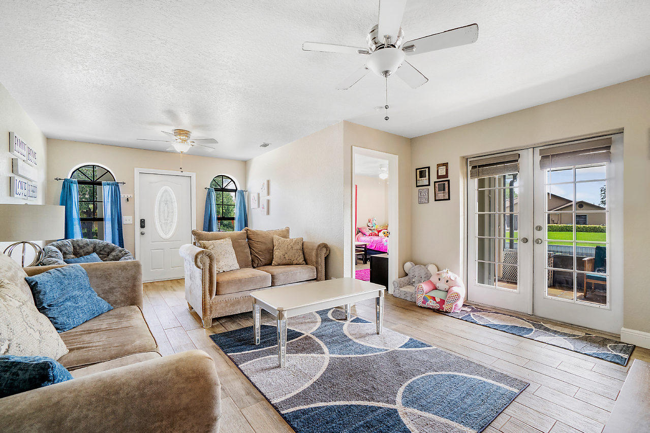 3266 Diamondhead Road Lake Worth, FL 33462 - Photo 8 of 27 LIVING ROOM