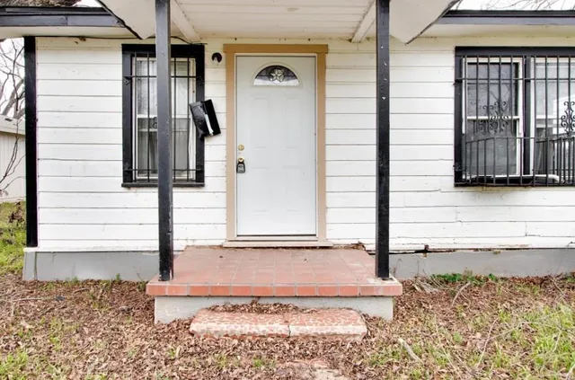 $90,000 | 1001 East Calhoun Avenue, Waco, TX 76704