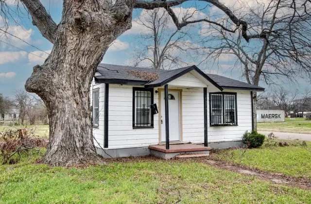 $90,000 | 1001 East Calhoun Avenue, Waco, TX 76704