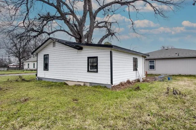 $90,000 | 1001 East Calhoun Avenue, Waco, TX 76704