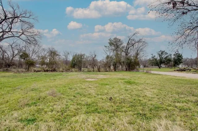 $90,000 | 1001 East Calhoun Avenue, Waco, TX 76704