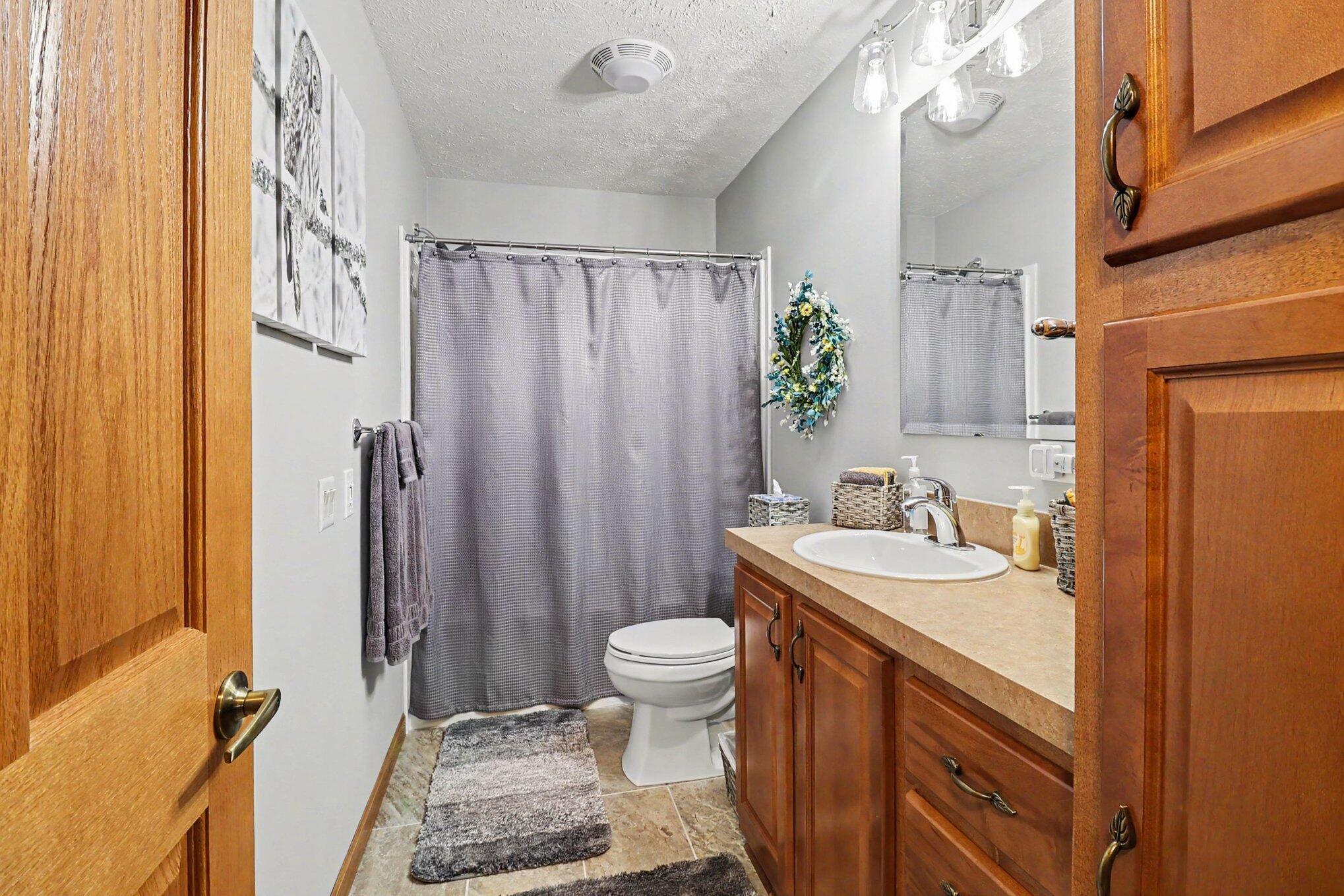 986 West Fox Farm Road Manistee, MI 49660 - Photo 22 of 31 Second full bathroom